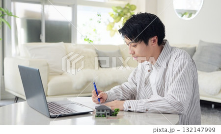 不動産関係の勉強をするアジア人男性 不動産関係の勉強をするアジア人男性 132147999