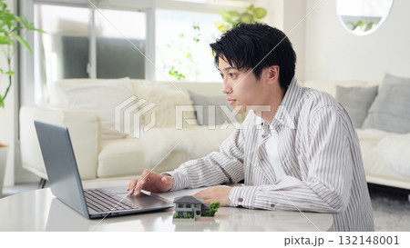 不動産関係の勉強をするアジア人男性 132148001