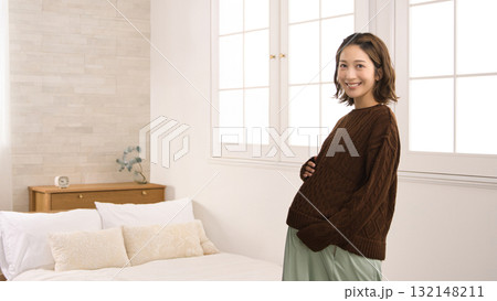 窓際に立つ妊婦さん 窓際に立つ妊婦さん 132148211