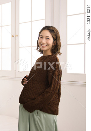 窓際に立つ妊婦 132148214