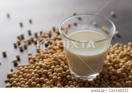 テーブルに盛られた大豆と豆乳 132148251
