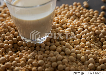 テーブルに盛られた大豆と豆乳 テーブルに盛られた大豆と豆乳 132148252