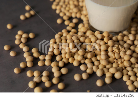テーブルに盛られた大豆と豆乳 132148256