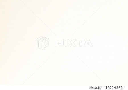ペールアイボリーホワイトと白が溶け合う清潔で上品なグラデーション背景 ペールアイボリーホワイトと白が溶け合う清潔で上品なグラデーション背景 132148264