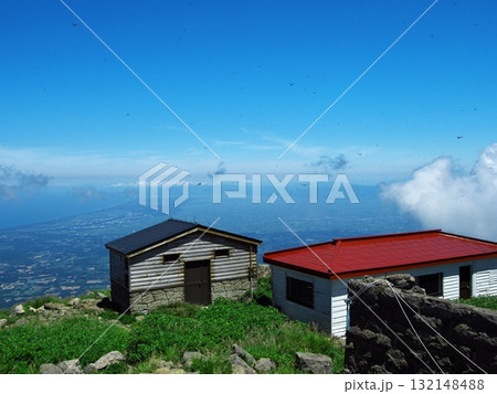 夏の岩木山　山頂の岩木山頂トイレと岩木山神社社務所 132148488