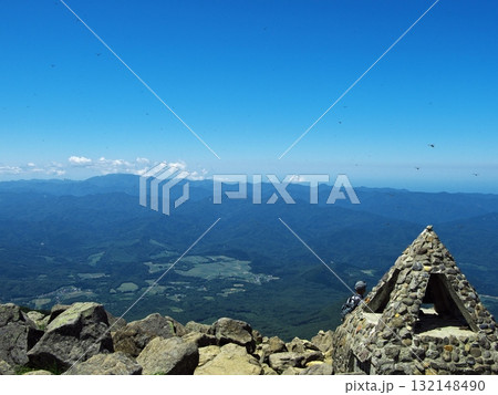 夏の岩木山 赤トンボ舞う山頂の三角点 夏の岩木山 赤トンボ舞う山頂の三角点 132148490