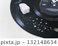 汚れた古いレコード盤を洗剤とスポンジで洗う 132148634