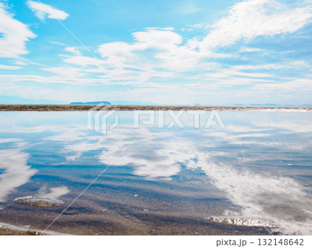 海面が空を反射する香川県の父母ヶ浜 132148642