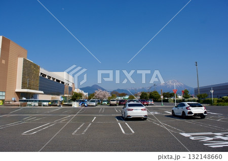 鳥取県西伯郡日吉津村大型店駐車場から名峰大山を望む 132148660