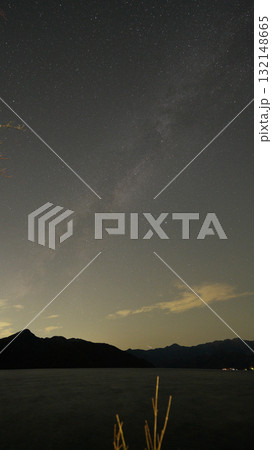 中禅寺湖から望む天の川と彗星 132148665