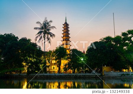 夕暮れのチャンクオック寺 ベトナム・ハノイ 夕暮れのチャンクオック寺 ベトナム・ハノイ 132149338