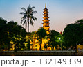 夕暮れのチャンクオック寺　ベトナム・ハノイ 132149339