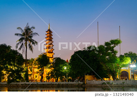 夕暮れのチャンクオック寺　ベトナム・ハノイ 132149340