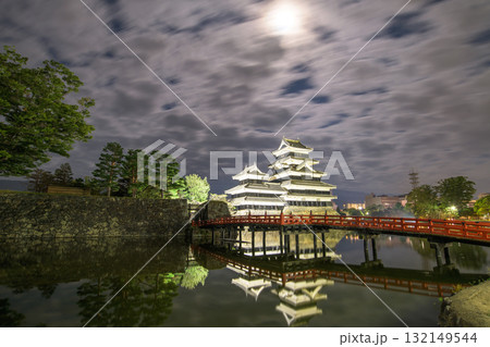 中秋の名月の夜 国宝松本城と埋橋 長野県 中秋の名月の夜 国宝松本城と埋橋 長野県 132149544
