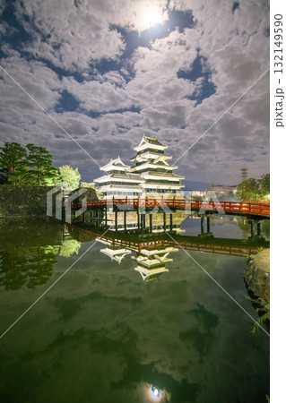 中秋の名月の夜　国宝松本城と埋橋　長野県 132149590