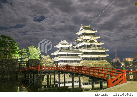 おぼろ月夜 国宝松本城と埋橋 長野県 おぼろ月夜 国宝松本城と埋橋 長野県 132149616