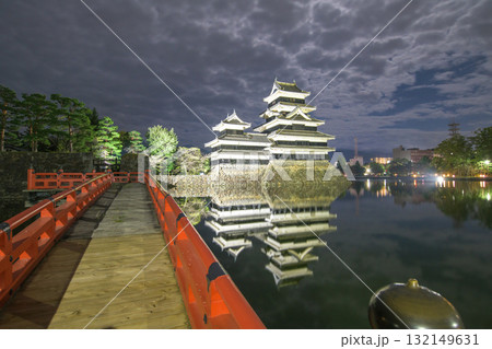 おぼろ月夜 国宝松本城と埋橋 長野県 おぼろ月夜 国宝松本城と埋橋 長野県 132149631