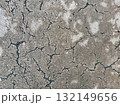 ひび割れたコンクリートの地面 132149656