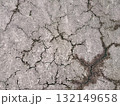 ひび割れたコンクリートの地面 132149658