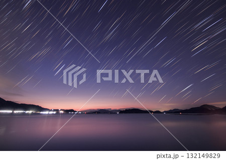 瀬戸内の冬の星景色　薄明の空のほしの軌跡 132149829