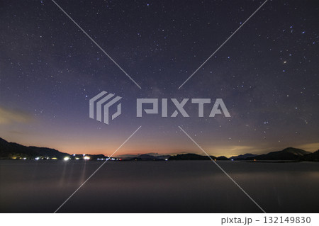 瀬戸内の冬の星景色　薄明の空に昇るさそり座と天の川 132149830