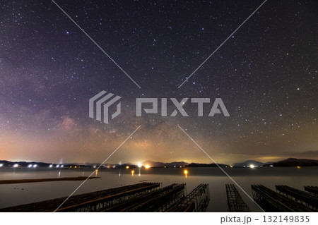 瀬戸内の冬の星景色　夜明け前の空に昇るさそり座と天の川 132149835