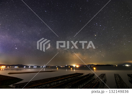瀬戸内の冬の星景色 夜明け前の空に昇る天の川とさそり座 瀬戸内の冬の星景色 夜明け前の空に昇る天の川とさそり座 132149836