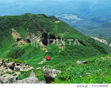 夏の岩木山 山頂から鳥海山と展望リフト山頂駅を臨む 夏の岩木山 山頂から鳥海山と展望リフト山頂駅を臨む 132149909