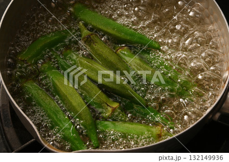 オクラを茹でている様子 132149936