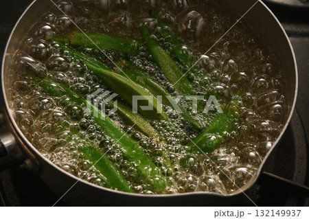 オクラを茹でている様子 オクラを茹でている様子 132149937