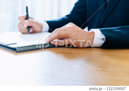 ペンを持つビジネスマンの手元 132150087