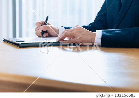 ペンを持つビジネスマンの手元 132150093