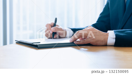 ペンを持つビジネスマンの手元 132150095