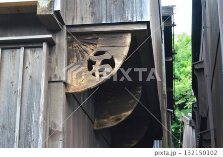 宿根木の伊三郎・軒飾り(佐渡島/新潟県佐渡市) 宿根木の伊三郎・軒飾り(佐渡島/新潟県佐渡市) 132150102