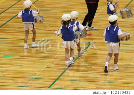 幼稚園、保育園の運動会　鼓笛隊 132150422