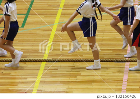 幼稚園、保育園の運動会　綱引き 132150426