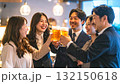 乾杯する男女・忘年会・プロジェクト成功を祝う 132150618