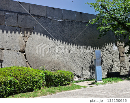 大阪の代表観光スポット大阪城の情景　桜門枡形の巨石 132150636