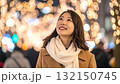 イルミネーションを見上げて微笑む若い女性 132150745