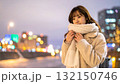 クリスマスの待ち合わせをする若い女性 132150746