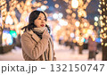 クリスマスの待ち合わせをする若い女性 132150747