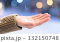 雪の降る夜・雪に手をかざす・イルミネーション 132150748