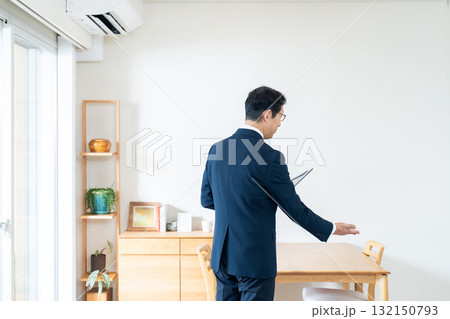 家具のチェックをするスーツ姿の男性 132150793