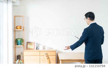 家具のチェックをするスーツ姿の男性 家具のチェックをするスーツ姿の男性 132150794