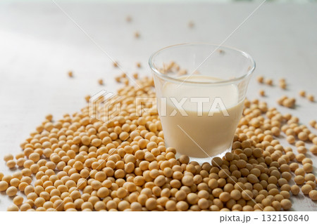 大豆と豆乳の入ったグラス 大豆と豆乳の入ったグラス 132150840