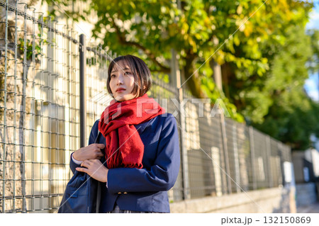 寒い日に登下校する女子高生 冬服でカイロを持ち通学する高校生 ブレザー 登校下校 寒い日に登下校する女子高生 冬服でカイロを持ち通学する高校生 ブレザー 登校下校 132150869