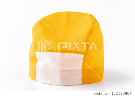 白背景に子ども用の黄色の水泳帽（スイムキャップ） 132150967