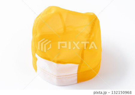 白背景に子ども用の黄色の水泳帽（スイムキャップ） 132150968