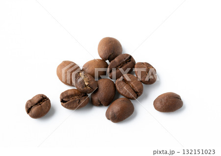 白背景に焙煎したコーヒー豆 132151023