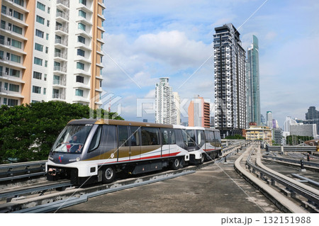 タイ バンコクを走る高架鉄道 ゴールドライン 132151988